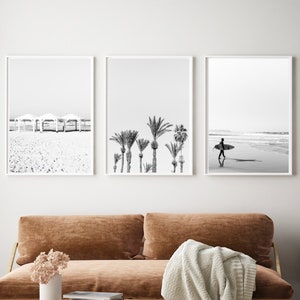 Conjunto de arte de pared de playa en blanco y negro con impresiones costeras de palmeras, decoración minimalista de verano, galería imprimible para la estética del hogar.