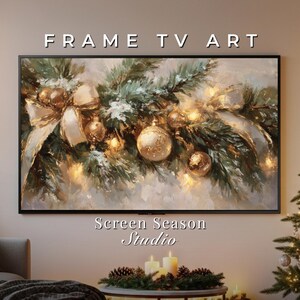 Könnte beinhalten: Ein gerahmtes TV-Kunstwerk mit Weihnachtsmotiv. Das Kunstwerk zeigt eine Girlande aus Tannenzweigen, goldenen Kugeln und Bändern. Der Text "FRAME TV ART" steht oben und "Screen Season Studio" unten.