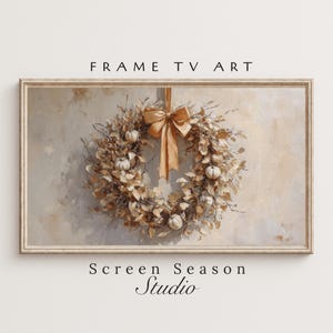 Könnte beinhalten: Gerahmter digitaler Kunstdruck mit einem Herbstkranz mit Kürbissen und einer goldenen Schleife. Das Kunstwerk hat eine neutrale Farbpalette mit dem Text "FRAME TV ART" oben und "Screen Season Studio" unten.