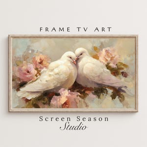 Könnte beinhalten: Ein gerahmtes Kunstwerk mit zwei weißen Tauben, die sich zwischen rosa und pfirsichfarbenen Rosen befinden. Das Gemälde hat einen weichen, impressionistischen Stil mit dem Text "FRAME TV ART" oben und "Screen Season Studio" unten.