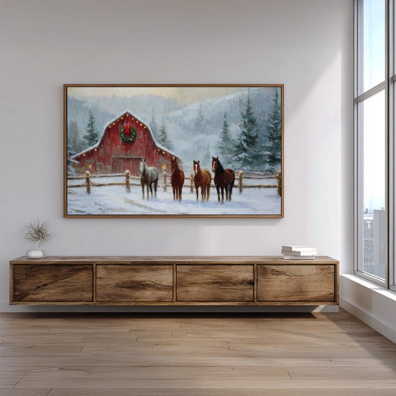 K&ouml;nnte beinhalten: Gerahmtes Gem&auml;lde einer verschneiten Winterlandschaft mit einer roten Scheune, die mit einem Kranz und Lichtern geschm&uuml;ckt ist. Vier Pferde stehen im Schnee vor der Scheune. Das Kunstwerk ist vor dem Hintergrund verschneiter B&auml;ume und Berge.