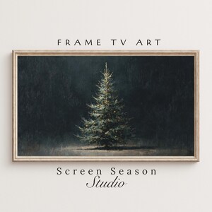 Könnte beinhalten: Gerahmter Kunstdruck mit einem Gemälde eines Weihnachtsbaums. Der Baum mit goldenen Akzenten steht vor einem dunklen Hintergrund. Der Rahmen ist helles Holz. Der Text "FRAME TV ART" steht oben und "Screen Season Studio" unten. Festliche Kunst.