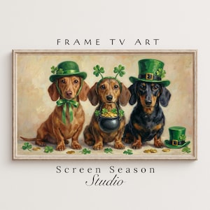Könnte beinhalten: Gerahmtes Kunstwerk mit drei Dackeln, die zum St. Patrick's Day gekleidet sind. Die Hunde tragen grüne Hüte und Kleeblatt-Dekorationen. Einer hält einen Topf mit Gold. Die Worte "FRAME TV ART" und "Screen Season Studio" sind sichtbar.
