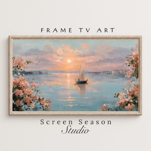 Könnte beinhalten: Gerahmtes Kunstwerk, das eine ruhige Meereslandschaft mit einem Segelboot bei Sonnenuntergang zeigt. Der Himmel ist mit Pastellfarben gefüllt, und rosa Blumen umrahmen die Szene. Der Text "FRAME TV ART" und "Screen Season Studio" sind sichtbar.