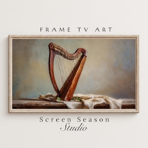 Könnte beinhalten: Gerahmter digitaler Kunstdruck mit einer klassischen Harfe. Die Harfe hat eine satte braune Farbe und ist vor einem neutralen Hintergrund platziert. Die Worte "FRAME TV ART" und "Screen Season Studio" sind auf dem Rahmen zu sehen.