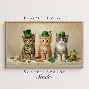 Puede incluir: Impresión enmarcada con tres gatitos con sombreros y pajaritas verdes del Día de San Patricio. Monedas de oro y tréboles están esparcidos alrededor de los gatitos. El texto "FRAME TV ART" y "Screen Season Studio" son visibles.