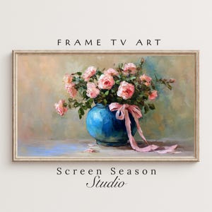 Könnte beinhalten: Gerahmter digitaler Kunstdruck mit einem Stillleben aus rosa Rosen in einer blauen Vase mit rosa Schleife. Das Kunstwerk hat einen malerischen Stil mit dem Text "FRAME TV ART" und "Screen Season Studio".