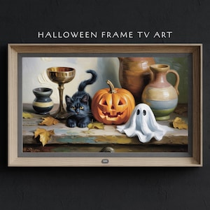 Könnte beinhalten: Gerahmtes Halloween-Kunstwerk mit einer schwarzen Katze, einem geschnitzten Kürbis und einem Geist. Das Kunstwerk zeigt einen goldenen Kelch, Vasen und Herbstblätter. Der Text "HALLOWEEN FRAME TV ART" ist oben auf dem Rahmen zu sehen.