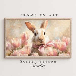 Könnte beinhalten: Gerahmter digitaler Kunstdruck mit einem weißen Hasen mit rosa Schleife, umgeben von rosa Tulpen. Der Text "FRAME TV ART" und "Screen Season Studio" ist auf dem Bild zu sehen.