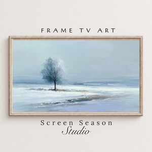 Könnte beinhalten: Gerahmter Kunstdruck mit einer Winterlandschaft und einem einzelnen Baum. Das Kunstwerk ist in Blau- und Weißtönen gehalten. Der Text "FRAME TV ART" steht oben und "Screen Season Studio" unten.