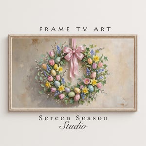 Könnte beinhalten: Gerahmter digitaler Kunstdruck mit einem Frühlingskranz mit pastellfarbenen Ostereiern, rosa Tulpen, gelben Narzissen und blauen Blumen. Oben hängt eine rosa Schleife. Der Text "FRAME TV ART" und "Screen Season Studio" sind sichtbar.