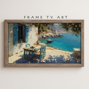 Könnte beinhalten: Ein gerahmter Kunstdruck einer Küstenlandschaft. Das Kunstwerk zeigt ein weißes Gebäude mit blauen Fensterläden und einen Tisch, der für eine Mahlzeit gedeckt ist. Der Text "FRAME TV ART" steht oben. Die Szene umfasst ein Boot auf dem türkisfarbenen Wasser und ein kleines Gebäude an der Küste.