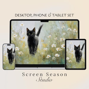 Könnte beinhalten: Ein Set für Desktop, Telefon und Tablet mit einer schwarzen Katze in einem Feld weißer Blumen. Die Katze hat grüne Augen und ist der Mittelpunkt des Kunstwerks. Der Text enthält "Desktop, Phone & Tablet Set" und "Screen Season Studio".