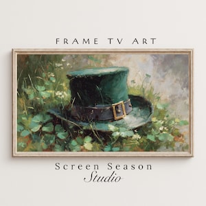 Könnte beinhalten: Gerahmter digitaler Kunstdruck mit einem grünen Zylinderhut mit braunem Band und goldener Schnalle, eingebettet in grünes Kleeblatt und weiße Blumen. Der Text "FRAME TV ART" und "Screen Season Studio" sind sichtbar.