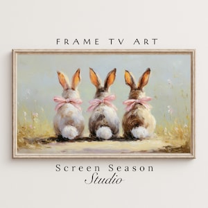 Könnte beinhalten: Gerahmtes Kunstwerk mit drei Hasen mit rosa Schleifen, von hinten betrachtet. Die Hasen sind in einem weichen, impressionistischen Stil vor einem pastellfarbenen Hintergrund gemalt. Der Text "FRAME TV ART" und "Screen Season Studio" ist sichtbar.