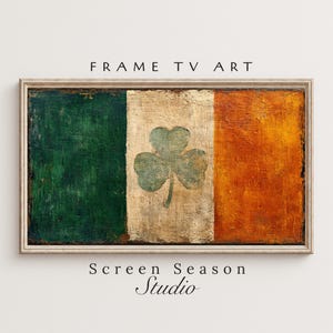 Könnte beinhalten: Gerahmtes Kunstwerk mit der irischen Flagge und einem Kleeblatt-Symbol. Die Flagge ist in grüne, weiße und orangefarbene Abschnitte unterteilt und hat eine strukturierte Oberfläche. Der Text "FRAME TV ART" und "Screen Season Studio" ist sichtbar.