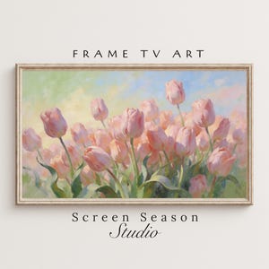 Könnte beinhalten: Ein gerahmter Kunstdruck mit einem Feld rosa Tulpen. Das Gemälde hat einen weichen, impressionistischen Stil mit einem hellgrünen und blauen Hintergrund. Der Text "FRAME TV ART" steht oben und "Screen Season Studio" unten.