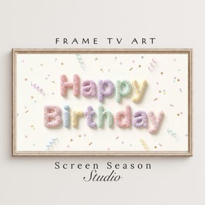 Könnte beinhalten: Gerahmter digitaler Kunstdruck mit den Worten "Happy Birthday" in Pastellfarben. Das Kunstwerk zeigt einen cremefarbenen Hintergrund mit Konfetti und Luftschlangen. Der Rahmen hat eine helle Holzfarbe. Der Text oben lautet "FRAME TV ART" und unten "Screen Season Studio".