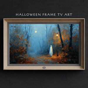 Könnte beinhalten: Gerahmtes digitales Kunstwerk für Halloween. Die Kunst zeigt eine neblige Waldszene mit einer Geisterfigur auf einem Pfad, einem Vollmond und einer Straßenlaterne. Der Text "HALLOWEEN FRAME TV ART" steht oben.