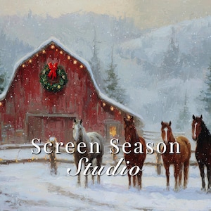 K&ouml;nnte beinhalten: Ein Wintergem&auml;lde mit einer roten Scheune, die mit einem Kranz und Lichtern geschm&uuml;ckt ist, mit Pferden im Vordergrund. Der Text "Screen Season Studio" ist zu sehen. Schnee bedeckt den Boden und die umliegende Landschaft.