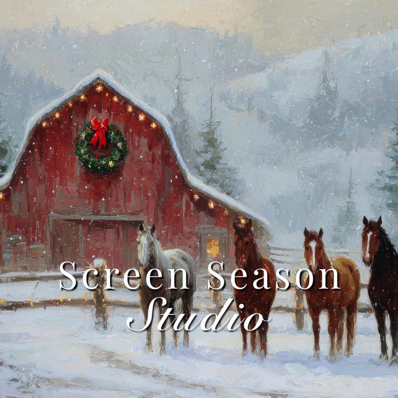 K&ouml;nnte beinhalten: Ein Wintergem&auml;lde mit einer roten Scheune, die mit einem Kranz und Lichtern geschm&uuml;ckt ist, mit Pferden im Vordergrund. Der Text "Screen Season Studio" ist zu sehen. Schnee bedeckt den Boden und die umliegende Landschaft.