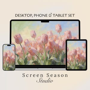 Könnte beinhalten: Ein digitales Wallpaper-Set mit einem floralen Design aus rosa Tulpen. Das Set umfasst ein Smartphone, ein Tablet und einen Laptop, die alle das gleiche Kunstwerk anzeigen. Der Text "DESKTOP, PHONE & TABLET SET" und "Screen Season Studio" sind ebenfalls sichtbar.