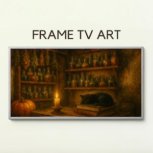 Könnte beinhalten: Gerahmter digitaler Kunstdruck mit dem Text "FRAME TV ART". Das Kunstwerk zeigt einen schwach beleuchteten Raum mit Regalen voller Glasflaschen. Eine schwarze Katze ruht auf Büchern, und eine brennende Kerze und ein Kürbis befinden sich im Vordergrund.