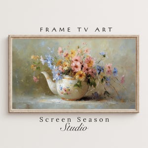 Könnte beinhalten: Gerahmter Kunstdruck mit einem Stillleben von Blumen in einer Teekanne. Die Kunst hat einen weichen, malerischen Stil mit Pastelltönen von Rosa, Gelb und Blau. Der Text "FRAME TV ART" und "Screen Season Studio" sind zu sehen.