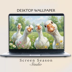 Könnte beinhalten: Laptop mit einem verspielten Desktop-Hintergrund, der vier weiße Gänse mit orangefarbenen Schnäbeln und Füßen vor einem grünen Feld mit Wildblumen zeigt. Die Wörter "DESKTOP WALLPAPER" und "Screen Season Studio" sind zu sehen.