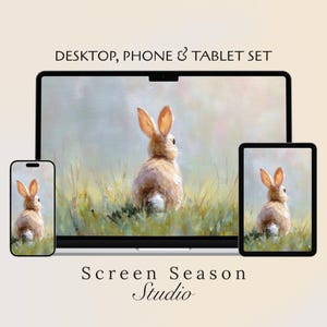 Könnte beinhalten: Ein digitales Wallpaper-Set für Desktop, Telefon und Tablet. Das Bild zeigt ein Gemälde eines braunen Kaninchens in einem Feld mit grünem Gras. Der Text "DESKTOP, PHONE & TABLET SET" und "Screen Season Studio" sind zu sehen.