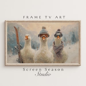 Könnte beinhalten: Ein gerahmter Kunstdruck mit drei Gänsen in Winterkleidung. Eine Gans hält einen Ski, eine andere trägt eine Skibrille und die dritte trägt eine Sonnenbrille und einen Schal. Der Text "FRAME TV ART" und "Screen Season Studio" sind zu sehen.