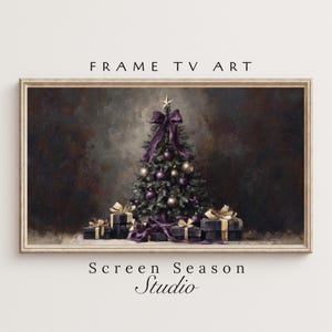 Könnte beinhalten: Gerahmter digitaler Kunstdruck mit einem Weihnachtsbaum, der mit lila und goldenen Kugeln, einem Stern und einer großen lila Schleife geschmückt ist. Geschenkverpackungen umgeben den Baum. Der Text "FRAME TV ART" und "Screen Season Studio" werden angezeigt.