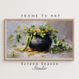 Pode incluir: Pintura a óleo de um pote preto transbordando de moedas de ouro, rodeado por trevos verdes. Uma fita verde está amarrada ao redor do pote. As palavras "FRAME TV ART" e "Screen Season Studio" estão na parte superior e inferior da imagem.