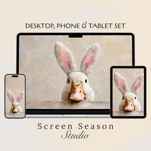 Peut inclure: Un ensemble de fonds d'écran numériques avec un personnage hybride canard-lapin fantaisiste. L'œuvre d'art est affichée sur un écran de téléphone, de tablette et d'ordinateur de bureau, avec le texte "Desktop, Phone & Tablet Set" et "Screen Season Studio".
