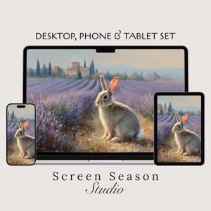 Könnte beinhalten: Digitales Set für Desktop, Telefon und Tablet mit Landschaft und Kaninchen. Das Kunstwerk zeigt ein Lavendelfeld mit einem Gebäude im Hintergrund. Jedes Gerät zeigt dasselbe Bild, mit dem Text "DESKTOP, PHONE & TABLET SET" oben.