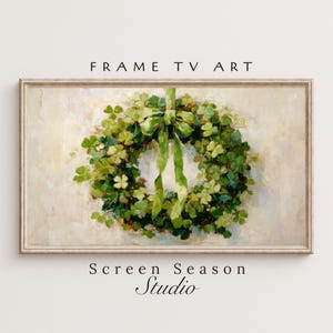 Könnte beinhalten: Gerahmter digitaler Kunstdruck mit einem grünen Kleeblattkranz und einem grünen Band. Das Kunstwerk ist vor einem neutralen Hintergrund platziert. Der Text "FRAME TV ART" steht oben und "Screen Season Studio" unten.