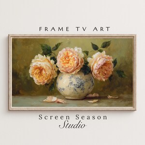 Könnte beinhalten: Gerahmter Kunstdruck mit einer Vase mit pfirsichfarbenen Rosen. Die Vase ist weiß mit einem blauen Blumenmuster. Der Hintergrund ist ein gedämpftes Grün. Der Text "FRAME TV ART" und "Screen Season Studio" sind sichtbar.