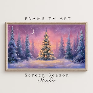 Könnte beinhalten: Gerahmtes Gemälde einer Winterlandschaft mit einem geschmückten Weihnachtsbaum in einem verschneiten Wald unter einem lila und rosa Himmel mit einem Halbmond. Der Text "FRAME TV ART" und "Screen Season Studio" sind sichtbar.