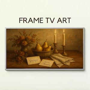 Könnte beinhalten: Gerahmtes digitales Kunstwerk für einen Fernsehbildschirm. Das Bild zeigt ein Stillleben mit Birnen in einer Schüssel, Blumen, brennenden Kerzen und den Worten "Grateful" und "Give Thanks". Die Farbpalette ist warm und einladend.