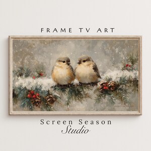 Könnte beinhalten: Gerahmter digitaler Kunstdruck mit zwei kleinen Vögeln auf einem schneebedeckten Tannenzweig. Das Kunstwerk hat eine gedämpfte Farbpalette. Text lautet "FRAME TV ART" und "Screen Season Studio".