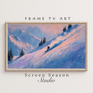Könnte beinhalten: Ölgemälde eines Skifahrers, der eine schneebedeckte Piste hinunterfährt. Das Kunstwerk zeigt eine Farbpalette aus Blau, Lila und Rosa, mit dem Text "FRAME TV ART" oben und "Screen Season Studio" unten.