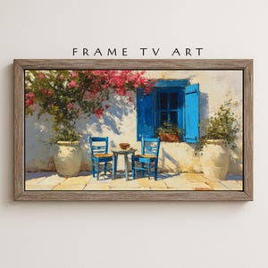 Könnte beinhalten: Gerahmter Kunstdruck, der eine sonnige Szene im Freien zeigt. Ein blaues Fenster mit Fensterläden, zwei blaue Stühle und ein kleiner Tisch stehen vor einer weißen Wand. Rosa Blumen und Grünzeug sorgen für Farbe. Der Text "FRAME TV ART" steht oben.