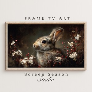 Könnte beinhalten: Gerahmter Kunstdruck mit einem braunen und grauen Hasen, umgeben von weißen Blüten und roten Beeren. Der Text "FRAME TV ART" und "Screen Season Studio" ist auf dem Rahmen zu sehen.