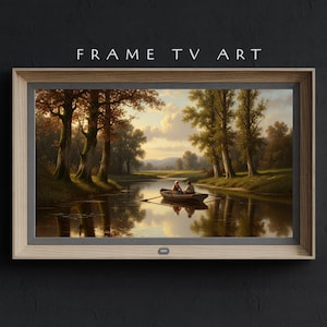 Könnte beinhalten: Gerahmte TV-Kunst mit einem Landschaftsgemälde einer Flusslandschaft. Das Kunstwerk zeigt ein Paar in einem Ruderboot, umgeben von Bäumen und sanftem Licht. Der Rahmen ist aus hellem Holz, und der Text "FRAME TV ART" befindet sich oben.