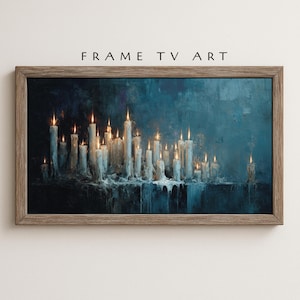 Puede incluir: Una impresión artística enmarcada que presenta una pintura abstracta azul oscuro y verde azulado de numerosas velas encendidas. Las velas son blancas con cera derretida y las llamas son amarillas. El marco es de color marrón claro y el texto "FRAME TV ART" está en la parte superior.