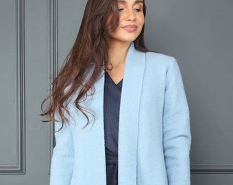 Jacke aus gekochter Wolle, übergroße Wickeljacke, Kimono-Strickjacke, hellblau, Strickjacke, Bio-Wolle Strickjacke Frauen NAOMI