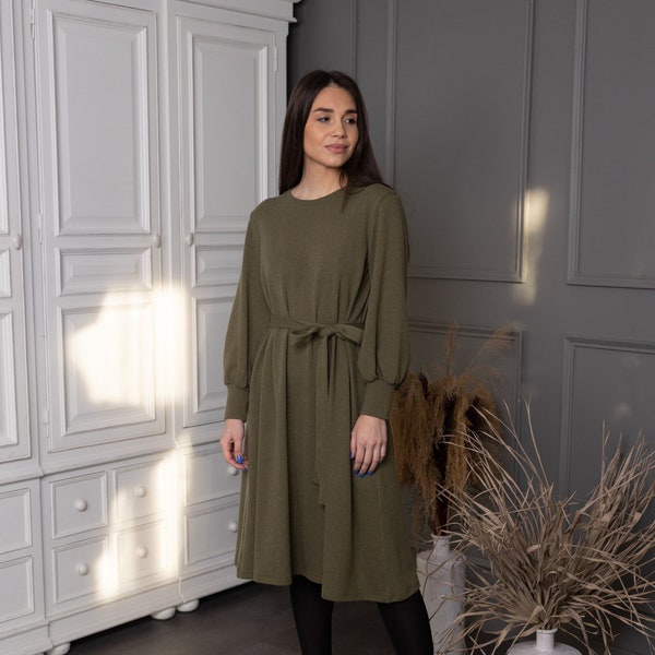 Robe en laine, robe pull, manches bouffantes, minimaliste, robe midi, robe trapèze, robe verte, vêtements d'hiver, robe d'hiver en laine MONIKA