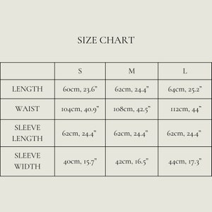 K&ouml;nnte beinhalten: Eine Gr&ouml;&szlig;entabelle mit Bekleidungsmessungen. Sie zeigt L&auml;nge, Taille, &Auml;rmell&auml;nge und &Auml;rmelweite in cm und Zoll f&uuml;r die Gr&ouml;&szlig;en S, M und L. Der Text "SIZE CHART" steht oben auf der Tabelle.
