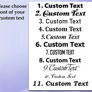 Puede incluir: Un fondo blanco muestra una lista de once opciones de "Texto personalizado" en varias fuentes. El texto "Por favor, elige la fuente de tu texto personalizado" est&aacute; en la parte superior izquierda. Las fuentes var&iacute;an de negrita a cursiva.