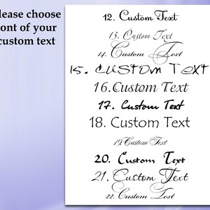 Puede incluir: Una hoja blanca con varios estilos de fuente para opciones de texto personalizado. El texto "Please choose font of your custom text" est&aacute; en la parte superior. Los n&uacute;meros 12-22 se enumeran con las palabras "Custom Text" en diferentes fuentes.